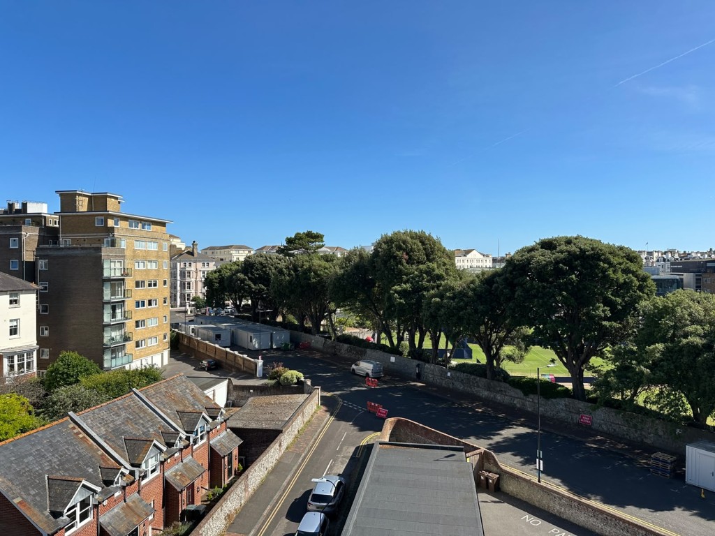 Lot: 6 - BALCONY FLAT OVERLOOKING DEVONSHIRE PARK TENNIS COURTS - Flat view from balcony overlooking tennis courts